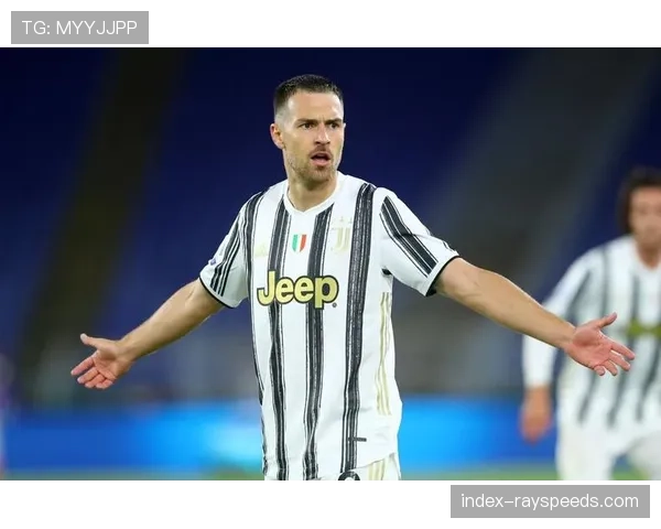 镜头捕捉：拉齐奥主帅萨里因不满防守站位，在场边怒踢水瓶